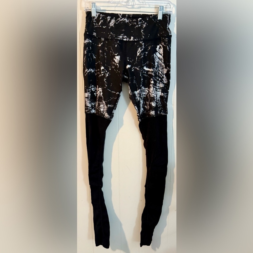 ALO Yoga High Waisted Goddess Leggings size S Black White Tie Dye Pants - Picture 2 of 6